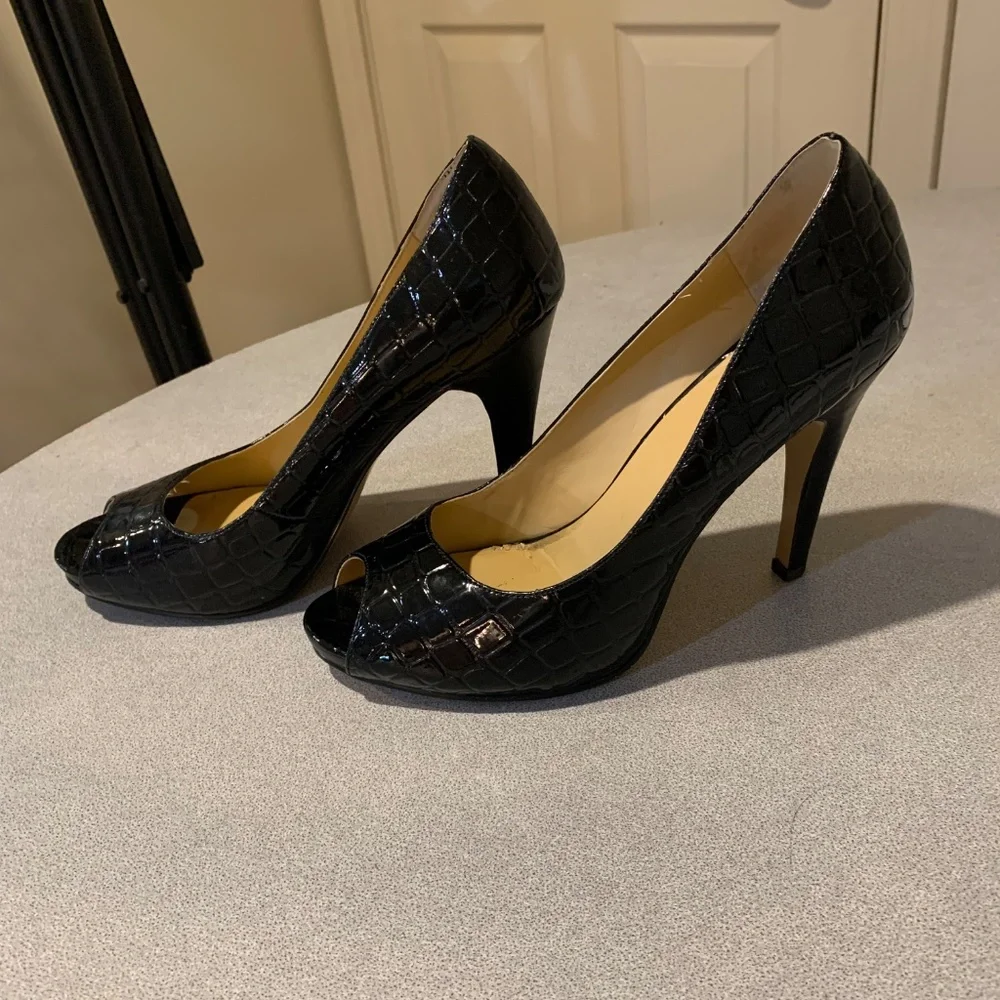 Nine West Black Croc Embossed Patent Platform Pumps sz 8.5 M - Picture 4 of 6